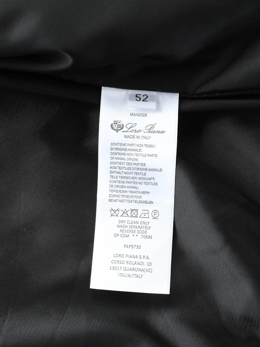 Loro Piana LP Men's Pilot Lapel Thin Cotton Jacket LP Pilot Style Cotton Jacket with Stand-up or Lapel Collar: A great choice for autumn and winter when you need both warmth and elegance. The weather has turned cooler recently. Are you looking for a jacket that is both warm and not bulky? LP's pilot cotton coat may be the answer. It uses 86.7% nylon + 13.3% cotton spandex four-way stretch fabric, and is filled with 60 g/m² of high-quality thermal insulation cotton to perfectly integrate the two seemingly contradictory needs of warmth and slimming. The first thing I felt when I put it on was "the elasticity is so good." The high-elastic fabric allows unrestricted movement, making it easy to lift your hands and turn around. The thermal insulation cotton inside is filled just right. It is not as fluffy as a down jacket, but it can effectively lock in body temperature. It is an ideal choice for weather conditions around 10℃. The thickness is controlled very smartly, so it can withstand the autumn wind when worn alone. Even if it gets colder, there is no pressure to wear it with a sweater underneath. The most surprising thing about this jacket is its ability to "transform". The 12-needle threaded knitted collar can be switched between stand-up collar and lapel modes at will. When the weather is cold, stand up the collar to keep warm, and when the temperature rises, turn down the collar for casual wear. The No. 5 resin double zipper design makes it particularly convenient to put on and take off. The zipper puller and zipper piece have been processed in the same color. From a distance, the existence of the zipper is almost invisible. This kind of control over details is really rare. The vertical zipper pockets on the chest adopt double pocket lip technology, which not only ensures practicality, but also allows the pockets to perfectly integrate into the overall lines of the clothes. The most amazing thing is the grid processing of the pocket flap and the body. This process requires more fabrics and man-hours, but the final effect is really worth it. It looks seamless from a distance, but only when you look up close can you see the carefully designed details. The cuffs and hem are made of the same 12-needle mercerized cotton thread as the collar. It has moderate elasticity without being tight, and the windproof performance is not compromised at all. The slightly wide silhouette is friendly to all body types, and the one-piece back design allows for more freedom of movement. The solid color smooth lining inside is skin-friendly and breathable, making it particularly smooth to put on and take off. The color Navy Blue is chosen just right, not too boring but still Versatile enough. Paired with casual pants, it is the perfect choice for going out on the weekends. Paired with slim-fitting trousers, it can easily cope with business and leisure occasions. Best of all, this jacket requires almost no special care and stays crisp and stylish once you hang it. This bomber jacket understands the pace of modern life best. It knows we need pieces that can handle formal occasions yet remain comfortable in everyday life. Those well-designed threaded necklines, color-matching zippers, and hidden pockets all silently enhance the wearing experience. It is not the kind of clothing that relies on exaggerated design to attract attention, but impresses you with real comfort and practicality. Color: Blue Black Size 48-56